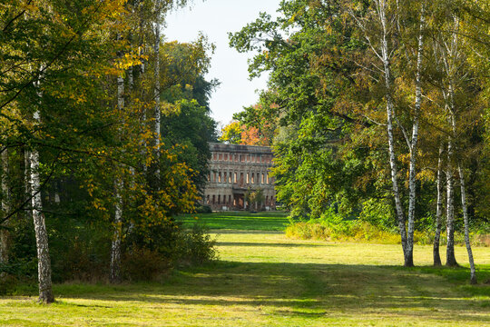 Park und Schlossruine Zatonie, Polen