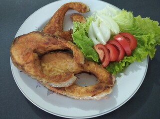 fried grilled bonito salmon fish salad plate