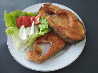 fried grilled bonito salmon fish salad plate