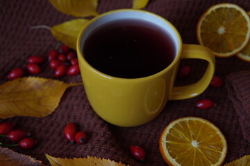 Obraz na płótnie Canvas A cup of tea in autumn