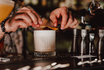 man hand bartender making white cocktail in glass on the bar counter - obrazy, fototapety, plakaty