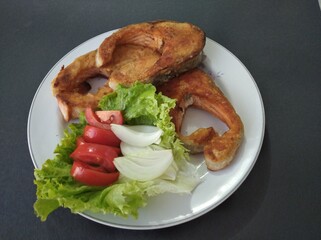 fried grilled bonito salmon fish salad plate