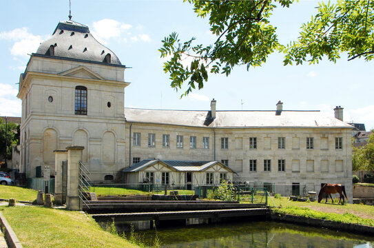 Pavillon de Manse construit en 1677 pour abriter la machine élévatoire qui remontait l'eau grâce à l'action de pompes animées par une  roue à aube, Chantilly, Oise, France