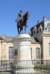 Obraz premium Statue équestre du duc d'Aumale dans son hémicycle, Ville de Chantilly, Oise, France. 