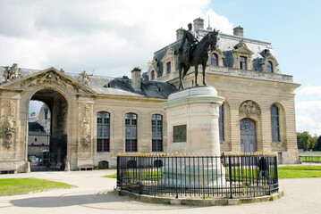 Statue équestre, Hémicycle du duc d'Aumale devant les Grandes Ecuries du Domaine de Chantilly,...