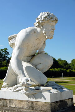 Statue de Pluton (1884-1886) par Henri Chapu, parc du château de Chantilly, Oise, France
