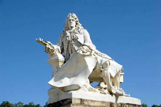 Statue de Molière par Tony Noël, parc du château de Chantilly, Oise, France