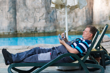 Obraz premium A worker with money hands lies resting after hard work,