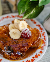 Une brioche au caramel et aux fruits dans une assiette dans un restaurant