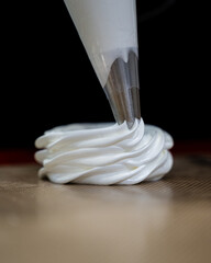 Une meringue en train d'être formée dans une pâtisserie