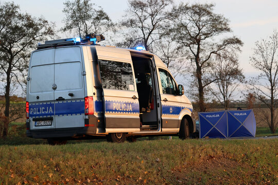 Policyjny parawan oględziny na miejscu wypadku samochodowego. 