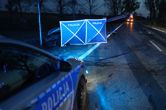 Policyjny parawan oględziny na miejscu wypadku samochodowego. 