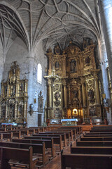 Obraz premium Puente la Reina, Spain - 31 Aug, 2022: Interior of the medieval Iglesia de Santiago church