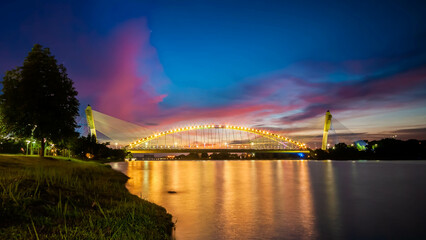 Obraz premium Sunset over Putrajaya Lakeside.