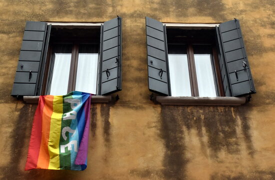 Friedensfahne an einem Fenster in Italien