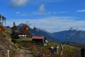 Die Krabesalm bei Altrei dahinter Berge in Südtirol  © Sigena