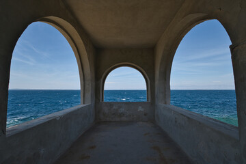 Drei Rundbogenfenster mit Blick auf das Meer