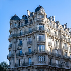 Fototapeta na wymiar Paris, beautiful building boulevard de Courcelles, in a luxury district 