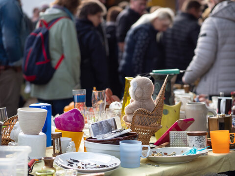 Flohmarkt - St&ouml;bern und Schn&auml;ppchen suchen