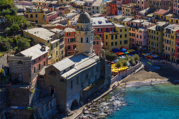 Blick auf Vernazza an der Mittelmeerküste in Italien