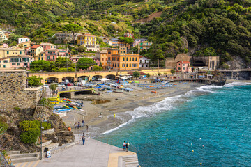 Blick auf Monterosso al Mare an der Mittelmeerküste in Italien - obrazy, fototapety, plakaty