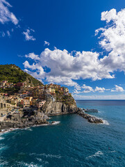 Blick auf Manarola an der Mittelmeerküste in Italien