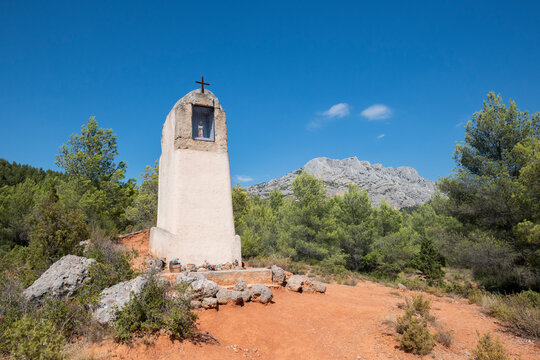 Oratory close to the famous and iconic Sainte Victoire Mountain, Bouches du Rhone, Provence, France, Europe