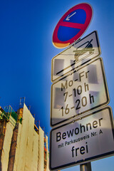 Schild, Verkehrszeichen zeitweises Parkverbot mit Zusatzschild Bewohner mit Parkausweis frei,...