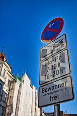 Schild, Verkehrszeichen zeitweises Parkverbot mit Zusatzschild Bewohner mit Parkausweis frei,...