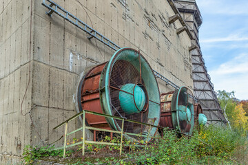 verrostete Turbinen auf einem stillgelegten Werksgelände
