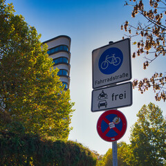 Schild, Verkehrszeichen Fahrradstraße mit Zusatz Krafträder und Autos frei, Martin Luther Ring in...
