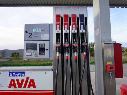 Zapfs&auml;ulen und Bezahlautomat an einer AVIA Tankstelle