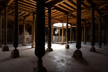 Giardino e colonnato della moschea Juma a Khiva in Uzbekistan
