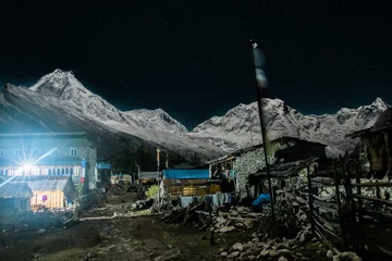 Fotobehang Manaslu Mount Manaslu en zijn Range Night View Shot vanuit Shyala Village tijdens Manaslu Circuit Trek