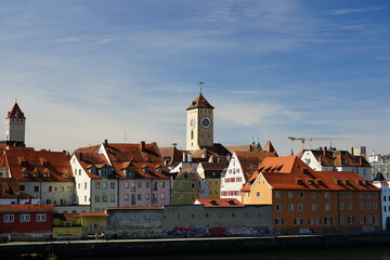 Blick über die Donau zur Altstadt von Regensburg, der Rathausturm