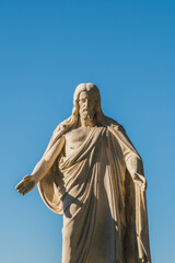 Jesus Christus Statue Skulptur vor blauem Himmel - 543894447
