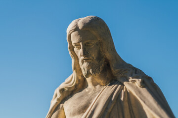 Jesus Christus Statue Skulptur vor blauem Himmel - 543894498