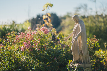 Jesus Statue auf Friedhof in der Sonne