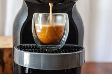 Café espresso quente sendo preparado na cafeteira 