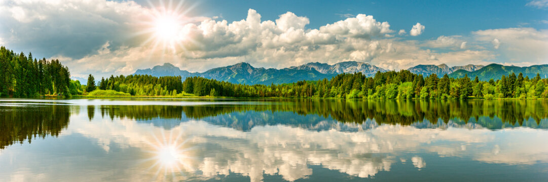 Panorama Landschaft im Allg&auml;u mit Spiegelung im Bergsee