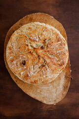 pão artesanal italiano na tábua de madeira