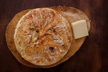 pão artesanal italiano na tábua de madeira