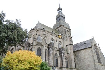 Fototapeta na wymiar La basilique Saint Sauveur, de style roman, vue de l'extérieur, ville de Dinan, département des cotes d'Armor, Bretagne, France