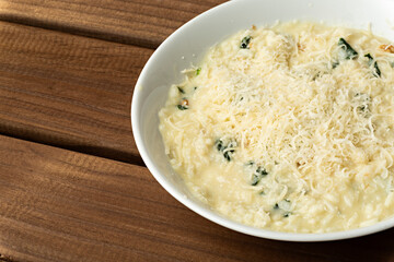 Risotto con espinacas y queso parmesano.	