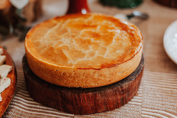 Torta salgada na tábua de madeira