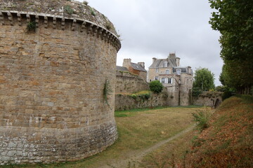 Fototapeta na wymiar Les remparts de Dinan, ville de Dinan, département des cotes d'Armor, Bretagne, France
