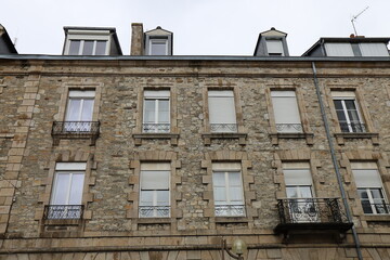 Bâtiment typique, vu de l'extérieur, ville de Dinan, département des cotes d'Armor, Bretagne, France