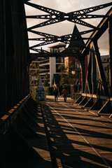 Hubbrücke über der Elbe, Hubrücke, Brücke für Züge, Rost, Hitnergrund