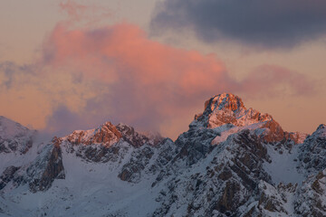 Obraz premium sunset in the dolomites covered by snow