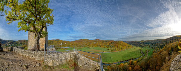 Herbst im Wiesenttal mit Blick auf die Burgruine Neideck Panorama, Fränkische Schweiz